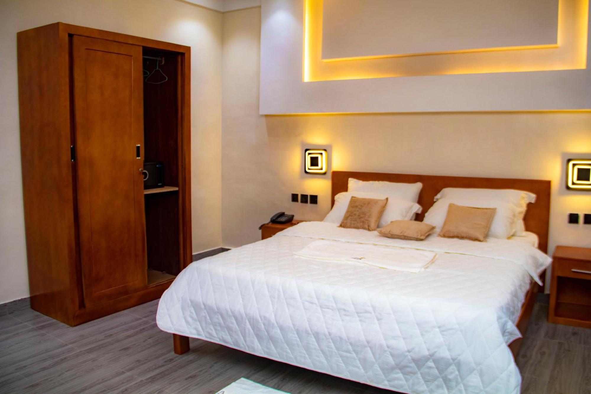 Hotel L'Apero โกโตนู ภายนอก รูปภาพ